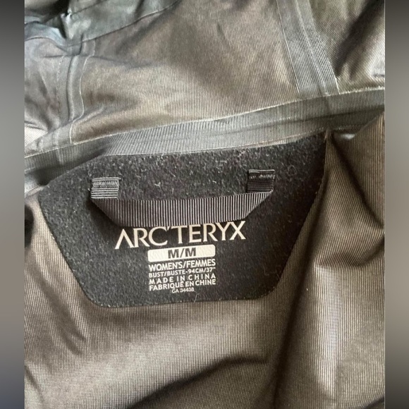 Arc’teryx Codetta Women’s Raincoat - Picture 7 of 9